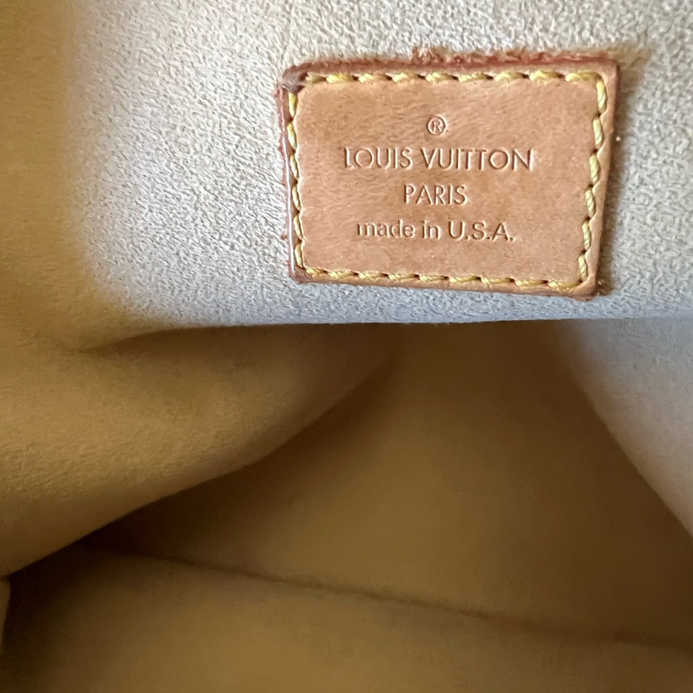 SOLD!!!
Louis Vuitton Manhattan GM with free gift bag charm and twillys. - Picture 4 of 5